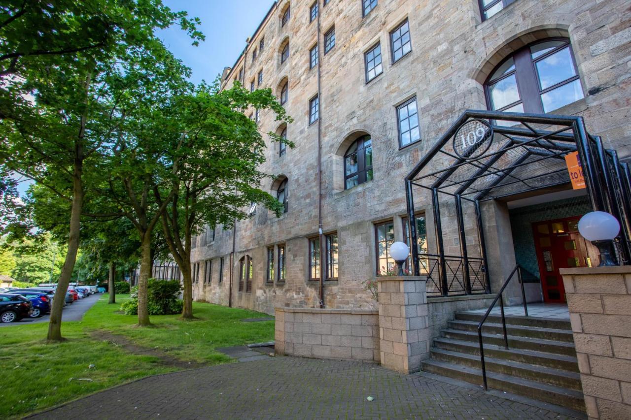 Stunning 2 Bed Merchant City Apartment With Residents Parking Glasgow Exterior photo